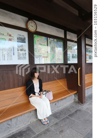time slip! Usuki City, Oita Prefecture Traveling alone in a castle town A woman waiting at a bus stop 103156529