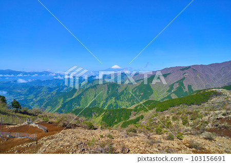 春天從神奈川縣秦野市丹澤市山王山頂休息處西側的富士山 春天從神奈川縣秦野市丹澤市山王山頂休息處西側的富士山 103156691