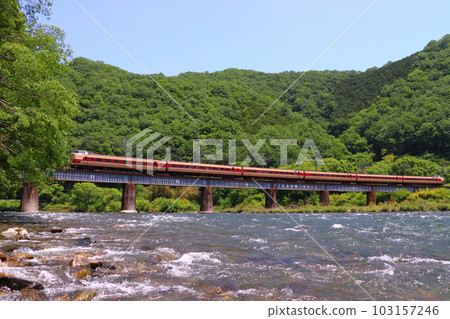 Rapid Takahashi River and Hakubi Line 特快八雲：381系列列車 103157246