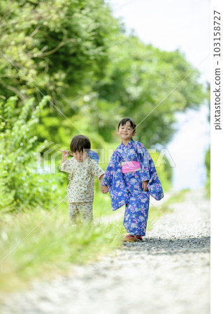 Older sister and younger brother walking in yukata 103158727