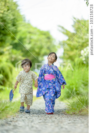 Older sister and younger brother walking in yukata 103158728