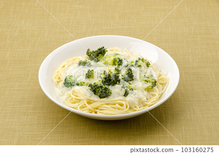 Broccoli cream pasta 103160275