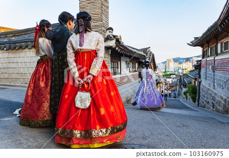 首爾北村韓屋村遊客穿著韓服拍照 首爾北村韓屋村遊客穿著韓服拍照 103160975