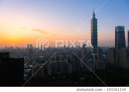 台灣台北市象山，從天文台看到黃昏的台北市 103161134