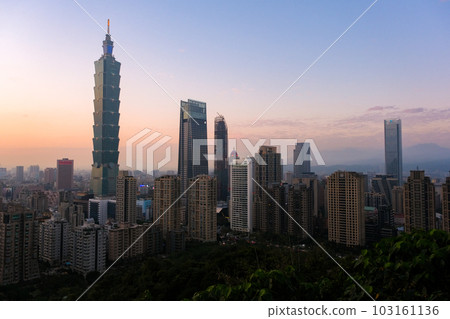 台灣台北市象山，從天文台看到黃昏的台北市 103161136