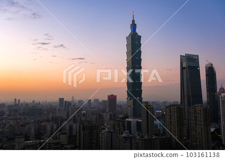 台灣台北市象山，從天文台看到黃昏的台北市 103161138