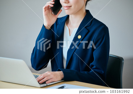 打電話的年輕女律師 打電話的年輕女律師 103161992