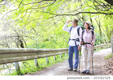 men and women hiking men and women hiking 103162329