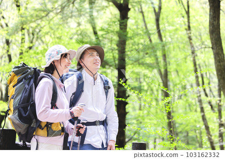 徒步旅行的男人和女人 徒步旅行的男人和女人 103162332
