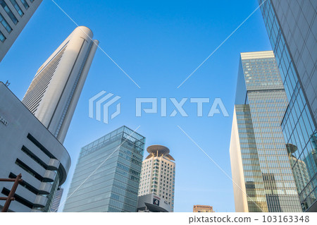 美麗的藍天和大阪車站大樓的城市景觀 美麗的藍天和大阪車站大樓的城市景觀 103163348
