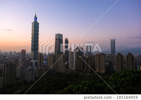 台灣台北市象山，從天文台看到黃昏的台北市 103164959