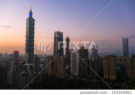 台灣台北市象山，從天文台看到黃昏的台北市 103164961