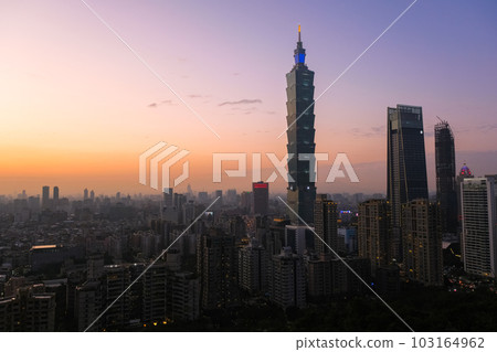 台灣台北市象山，從天文台看到黃昏的台北市 103164962