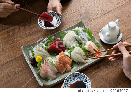 eat sashimi, japanese food, dining table, meal 103165037