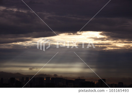 巴西雲層溢出的陽光 巴西雲層溢出的陽光 103165493