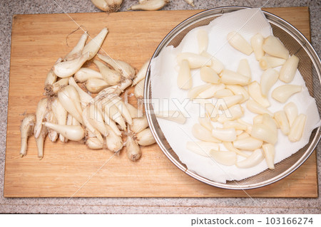 帶泥的蘿蔔和去皮的蘿蔔 103166274