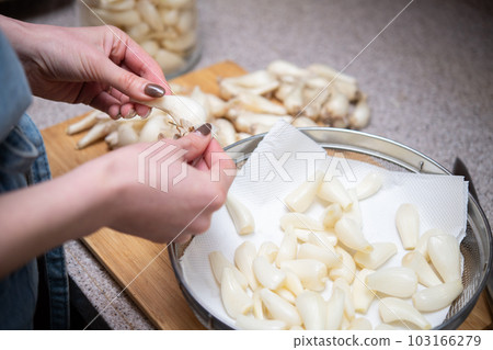 剝大蔥的婦女 103166279