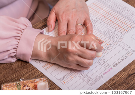 [Woman stamping the stamp with case] 103167967