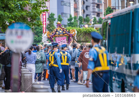 Tokyo cityscape in Japan Sanja Festival complete revival for the first time in 4 years! At the Kaminarimon crossing, the bearers change hands and head to Namiki-dori = May 21, final day 103168663