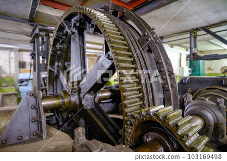 Very large gears. Smeared with oil. Cable car lifting devices Very large gears. Smeared with oil. Cable car lifting devices 103169498
