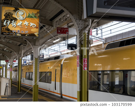 【宇治山田站】車站內等待發車的特快列車 【宇治山田站】車站內等待發車的特快列車 103170599