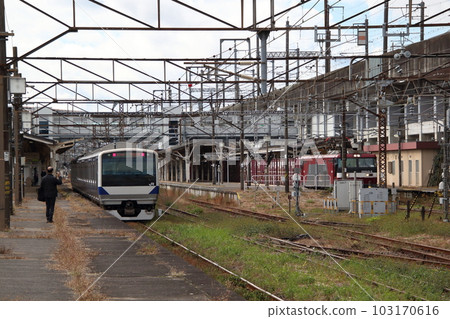 Freight train pulled by EH500 stopping at Kuroiso Station 103170616