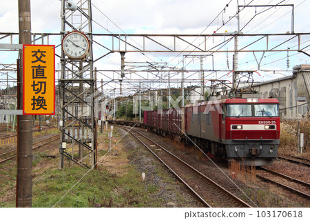EH500牽引的貨運列車抵達黑磯站 103170618