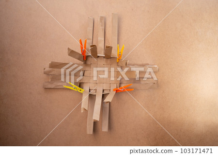 weaving paper strips fixed with clothespins, instructions for making a craft paper basket 103171471