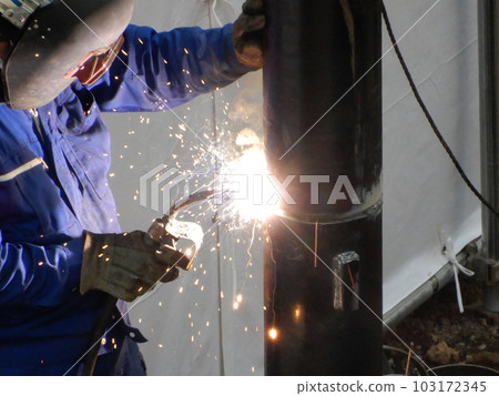 焊工焊接鋼桿 103172345