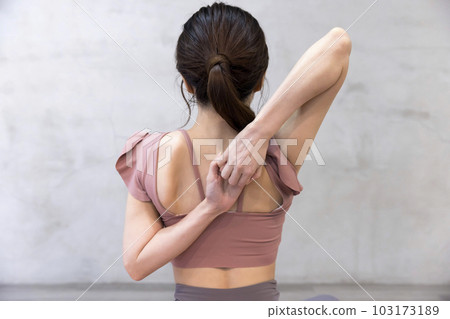 雙手背在身後的年輕女子 103173189