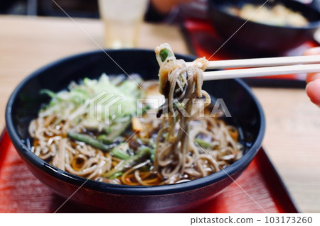 用筷子夾起的野菜蕎麥麵 103173260