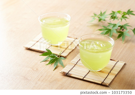 冷茶倒入玻璃杯 103173350