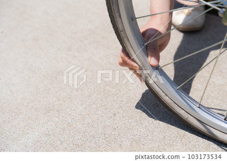 Hand photo to check the air of the bicycle Hand photo to check the air of the bicycle 103173534