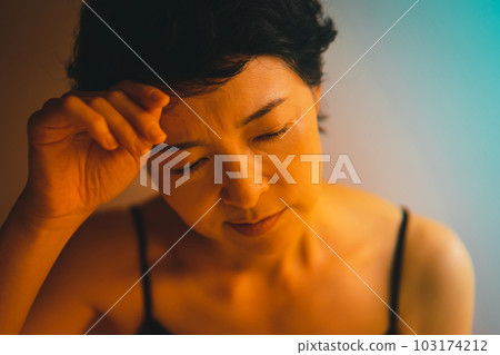 頭疼 頭痛 女生 103174212