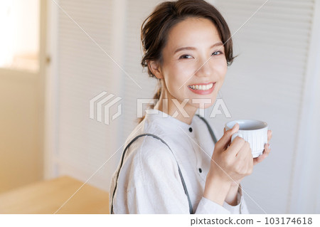 喝熱飲的女人的畫像 103174618
