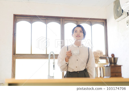 喝熱飲的女人的畫像 103174706