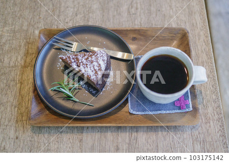 Coffee and wooden coaster chocolate cake 103175142