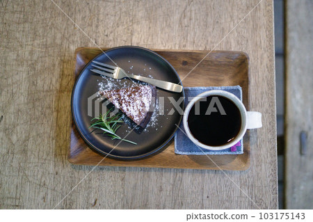 咖啡和木製杯墊巧克力蛋糕 咖啡和木製杯墊巧克力蛋糕 103175143
