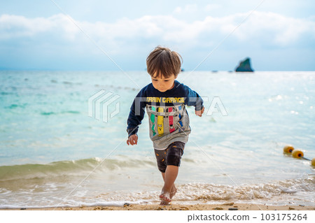 一個喜歡在初夏的海裡玩水的男孩 一個喜歡在初夏的海裡玩水的男孩 103175264