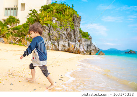 A boy who enjoys playing in the water in the sea in early summer 103175338
