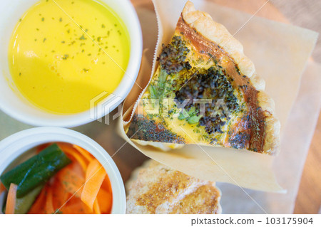 乳蛋餅、烤餅和湯 103175904