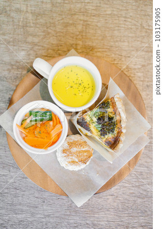 乳蛋餅、烤餅和湯 103175905