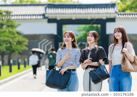 Girls trip Osaka castle sightseeing 103176186