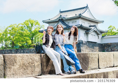 Girls trip Osaka castle sightseeing 103176309
