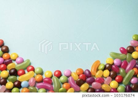 帶有軟心豆粒糖、軟糖和其他糖果的流行背景紋理 帶有軟心豆粒糖、軟糖和其他糖果的流行背景紋理 103176874