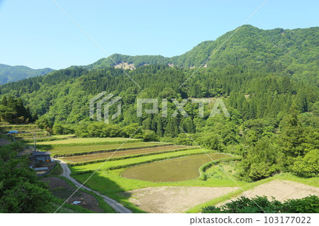 Rural scenery along the Kaminoyama Kogen Highway [Shin-Onsen Town, Hyogo Prefecture] 103177022