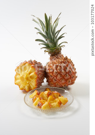 白色背景上的小吃松 (茂物) 水果 103177024