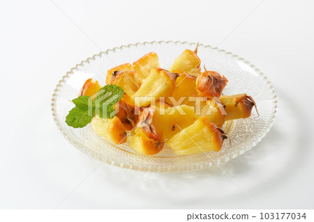 白色背景上的小吃松 (茂物) 水果 白色背景上的小吃松 (茂物) 水果 103177034