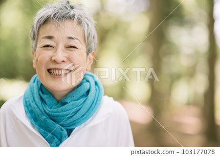 有灰色頭髮和微笑的資深婦女 103177078