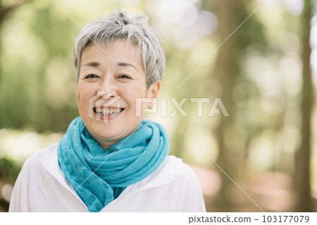 有灰色頭髮和微笑的資深婦女 103177079